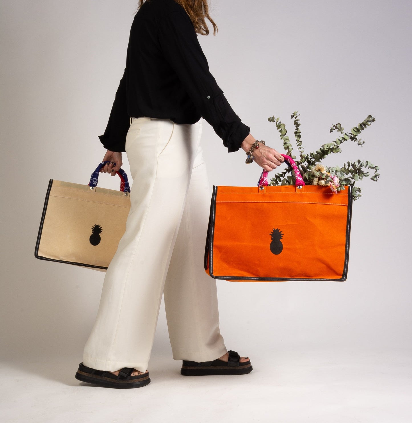 WHITE CANVAS BAG WITH BANDANAS IN RANDOM COLORS
