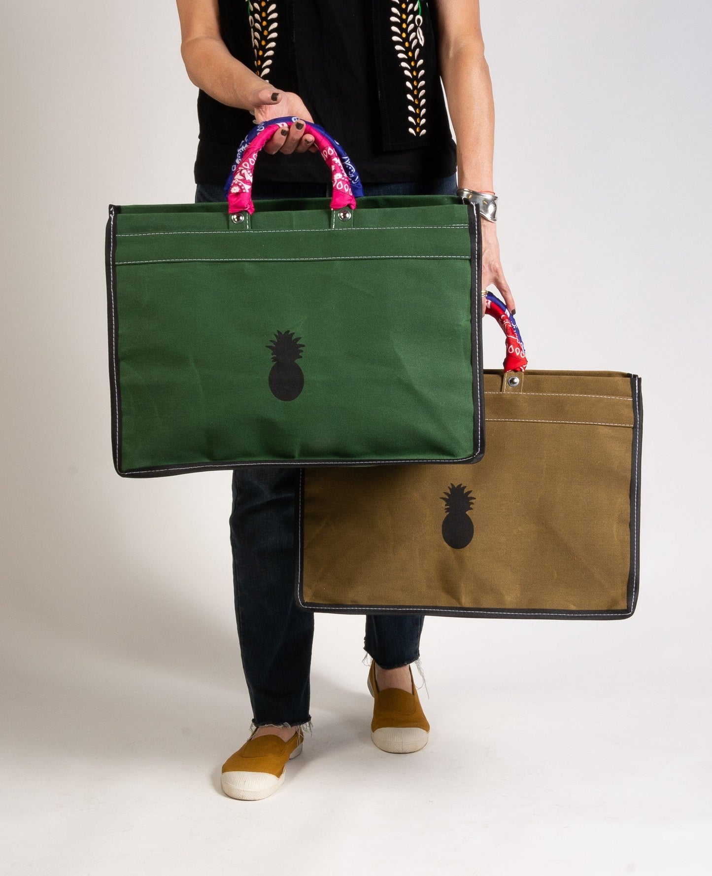GREEN CANVAS BAG WITH BANDANAS IN RANDOM COLORS