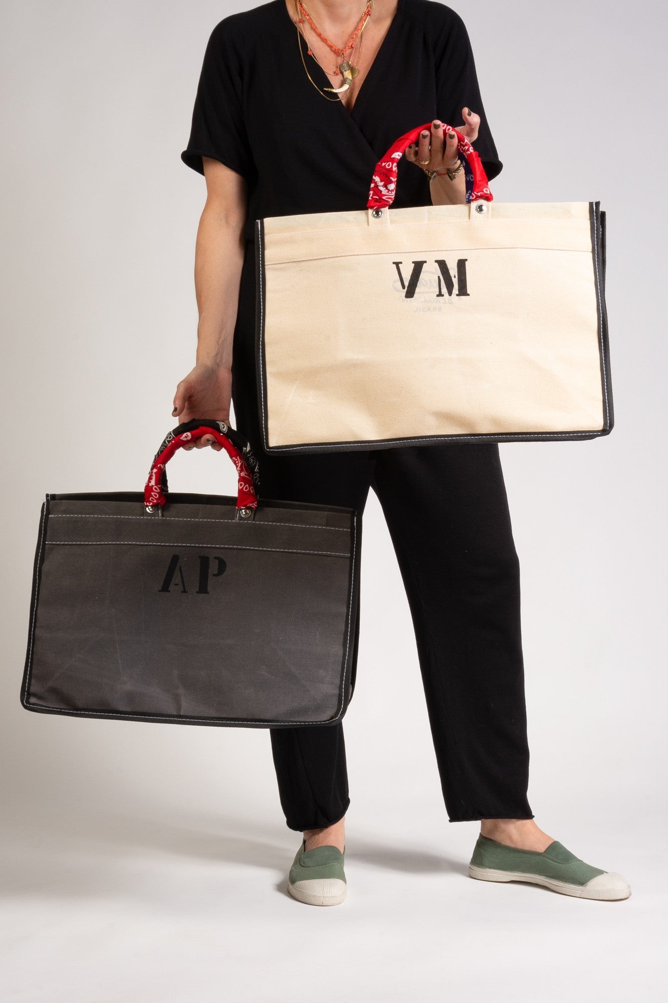WHITE CANVAS BAG WITH BANDANAS IN RANDOM COLORS