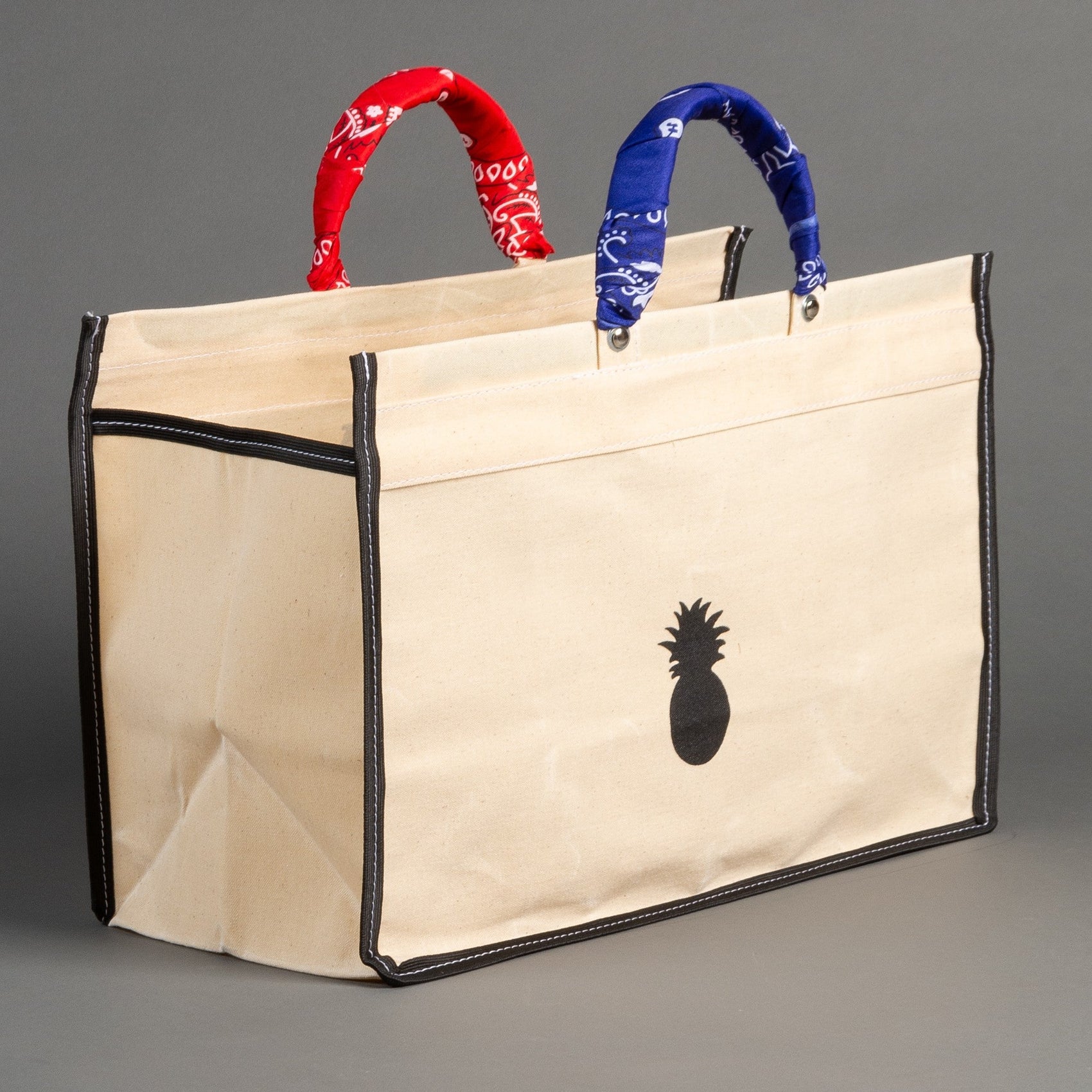 WHITE CANVAS BAG WITH BANDANAS IN RANDOM COLORS